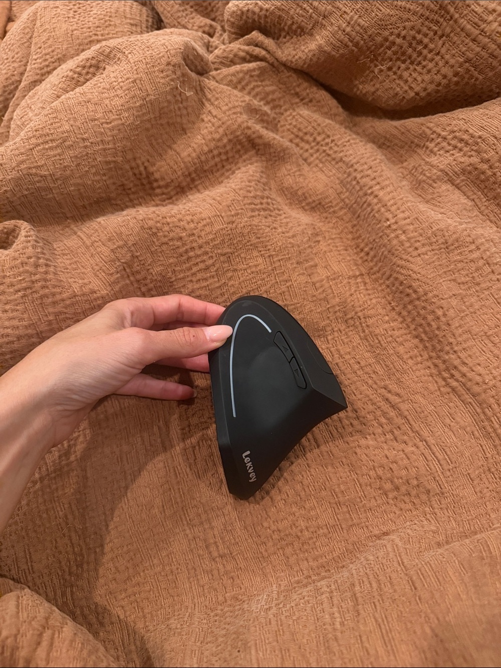 Ergonomic Vertical Wireless Mouse in Black